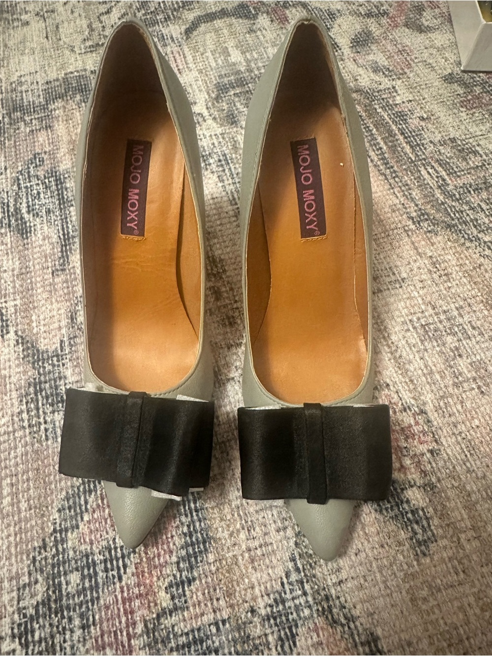 Mojo Moxy Women's Pointed Toe Flats in Light Gray with Black Bow
